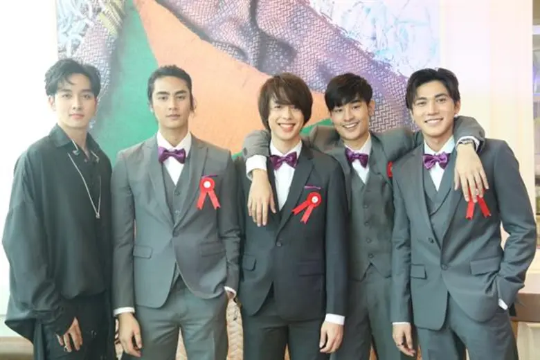 ผู้บริหารช่อง 3 นำ เพื่อน คณิน และ วง The Fins เข้ารับประทานเข็มที่ระลึก “งานเทียนส่องใจ” เนื่องในวันเอดส์โลก