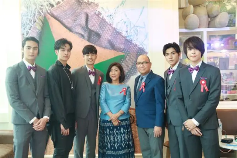 ผู้บริหารช่อง 3 นำ เพื่อน คณิน และ วง The Fins เข้ารับประทานเข็มที่ระลึก “งานเทียนส่องใจ” เนื่องในวันเอดส์โลก