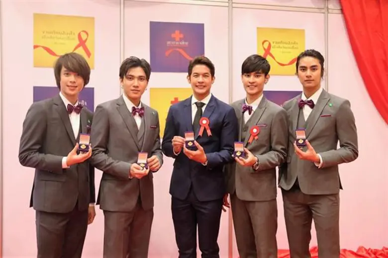 ผู้บริหารช่อง 3 นำ เพื่อน คณิน และ วง The Fins เข้ารับประทานเข็มที่ระลึก “งานเทียนส่องใจ” เนื่องในวันเอดส์โลก