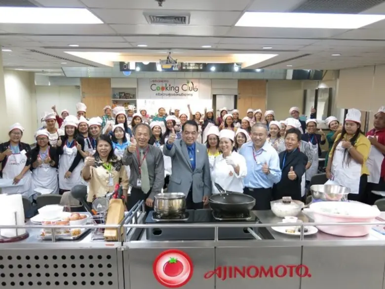 สุรเดช เธียไพรัตน์ (แถวหน้า, ที่ 2 จากซ้า...