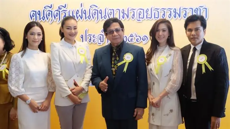 แม๊กกี้-อาภา ควง ฝ้าย นิชานันท์ นำทีมคนบันเทิงเข้ารับรางวัล “คนดีศรีแผ่นดิน”