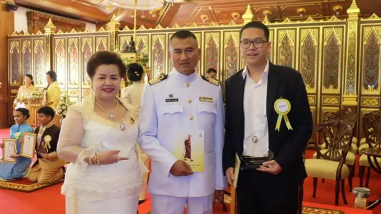 แม๊กกี้-อาภา ควง ฝ้าย นิชานันท์ นำทีมคนบันเทิงเข้ารับรางวัล “คนดีศรีแผ่นดิน”