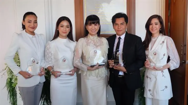 แม๊กกี้-อาภา ควง ฝ้าย นิชานันท์ นำทีมคนบันเทิงเข้ารับรางวัล “คนดีศรีแผ่นดิน”