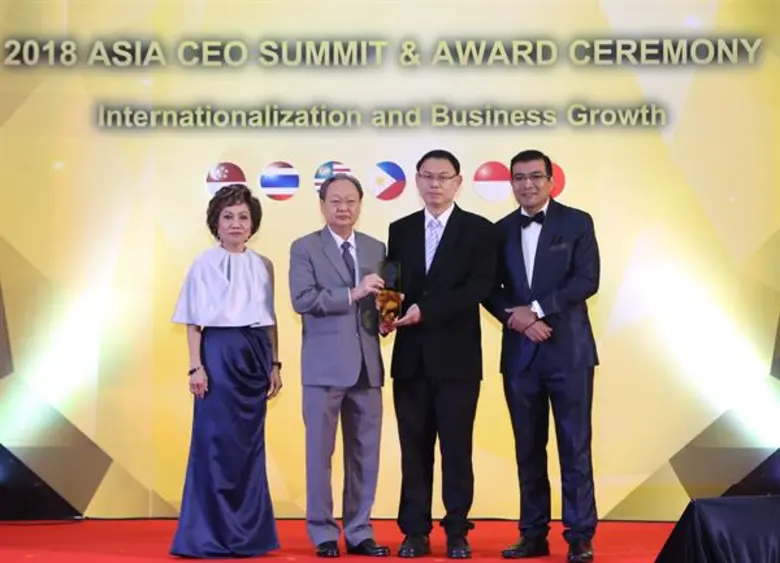 ยุทธศักดิ์ ภูมิสุรกุล (ที่ 3 จากซ้าย) รอง...