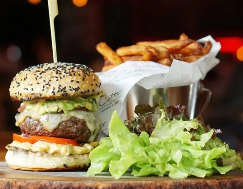 โคคอต ฟาร์ม โรสต์ แอนด์ ไวน์เนอรี่ (Cocote Farm Roast & Winery) การันตีคุณภาพด้วยการเป็นผู้นำเทรนด์ใส่ใจสุขภาพที่สุดในสุขุมวิท เสิร์ฟวัตถุดิบสดจากฟาร์มทุกจาน