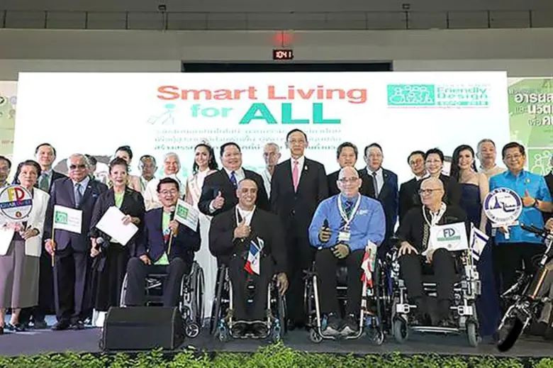 นายโยธิน ดำเนินชาญวนิชย์ (แถวยืน ที่ 5 จา...