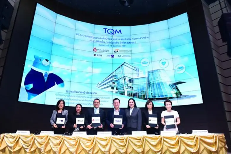 ดร.อัญชลิน พรรณนิภา ประธาน (กลาง) ดร. นภั...