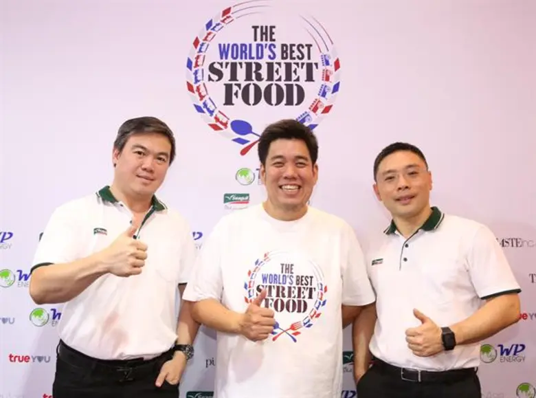 นายอรุณ เรืองจรุงพงศ์ (ซ้าย) ประธานเจ้าหน...