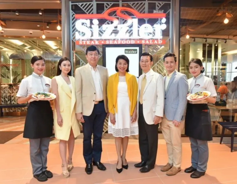 นงชนก สถานานนท์ (ที่ 4 จากซ้าย) ผู้ช่วยรอ...