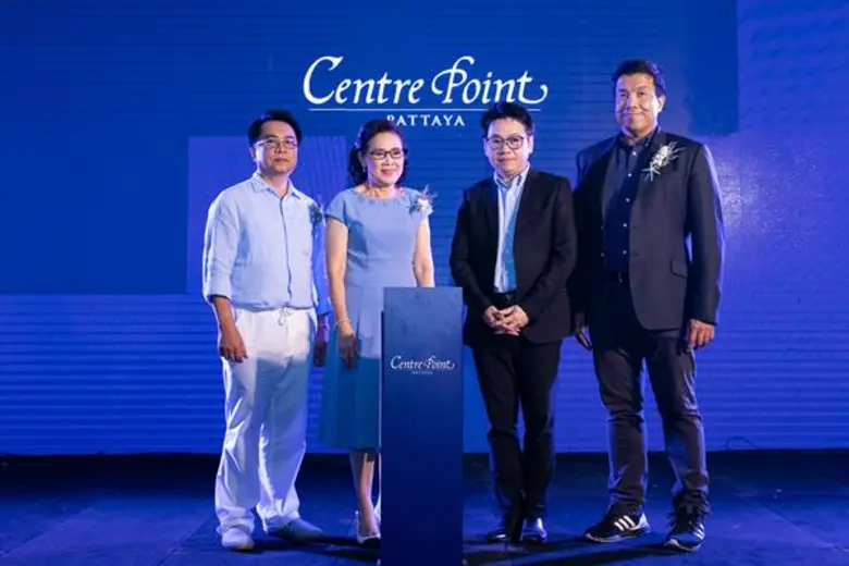 นายอาทิตย์ ไวทยะพัธน์ (ซ้าย) ผู้จัดการทั่...