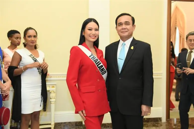 นายกรัฐมนตรี เปิดทำเนียบรัฐบาลต้อนรับผู้เข้าประกวดมิสยูนิเวิร์ส 2018 ยินดีในฐานะเจ้าภาพที่ได้เผยแพร่ความเป็นไทย พร้อมให้กำลังใจสาวงามทุกคน