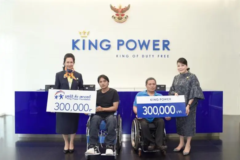 เอมอร ศรีวัฒนประภา (ขวาสุด) รองประธานกรรม...