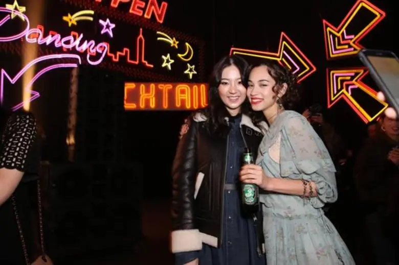 “ต่อ - ต้าเหนิง” ควงคู่ เท่ เก๋ ซ่า ประชันออร่าคนดังระดับโลก ชมแฟชั่นโชว์ Coach คอลเลกชั่น “Pre - Fall 2019” อิน เซี่ยงไฮ้