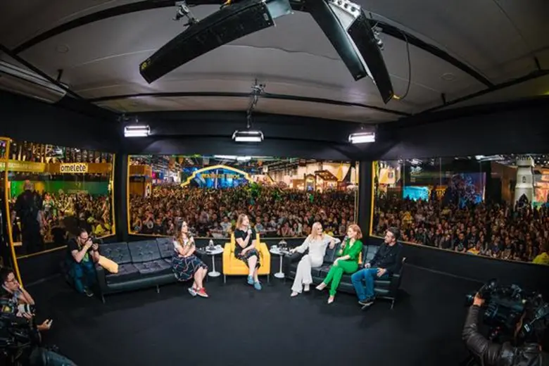 ไซมอน คินเบิร์ก พร้อมด้วย เจสสิก้า แชสเทน และโซฟี เทอร์เนอร์ เดินทางโปรโมท X-Men: Dark Phoenix ที่ Brazil Comic-Con ประเทศบราซิล