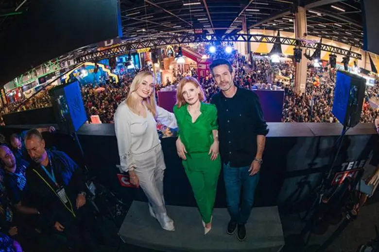 ไซมอน คินเบิร์ก พร้อมด้วย เจสสิก้า แชสเทน และโซฟี เทอร์เนอร์ เดินทางโปรโมท X-Men: Dark Phoenix ที่ Brazil Comic-Con ประเทศบราซิล