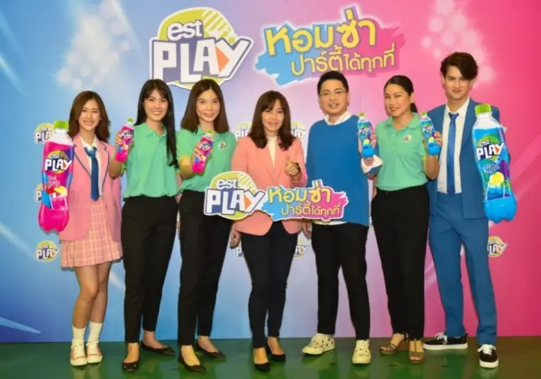 เจษฎากร โคชส์ (คนกลาง) รองกรรมการผู้อำนวย...