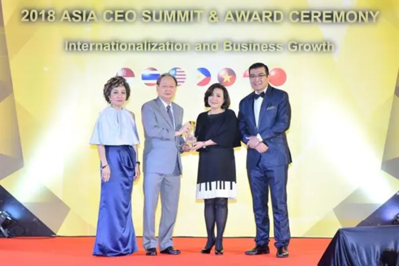 นางนภสร ประนิช (ที่ 2 จากขวา) ประธานกรรมก...