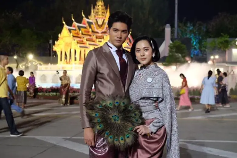 นักแสดงช่อง 7HD ร่วมใจแต่งชุดไทยพร้อมเชิญชวนร่วมงาน “อุ่นไอรัก คลายความหนาว สายน้ำแห่งรัตนโกสินทร์” ระหว่าง 9 ธ.ค.2561 - 19 ม.ค. 2562 ณ พระลานพระราชวังดุสิต และสนามเสือป่า