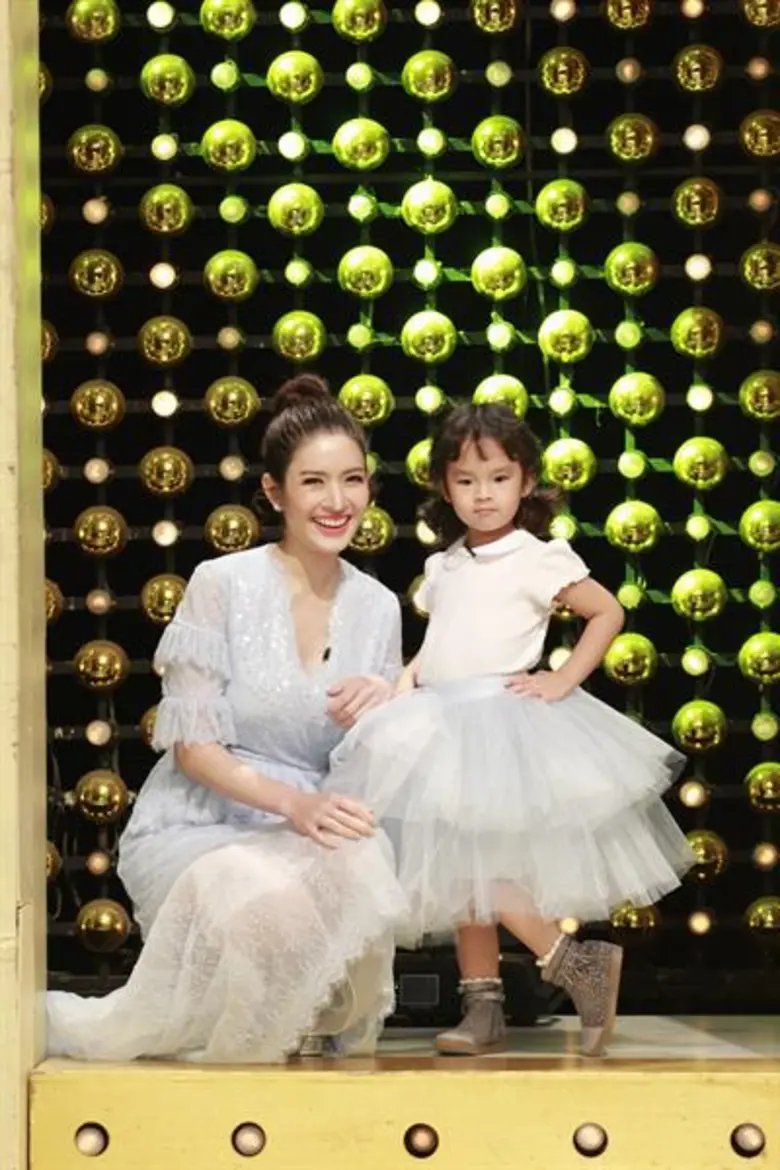 ควงคู่ฉลองเทศกาลแห่งความสุข คุณแม่สายสตรอ...