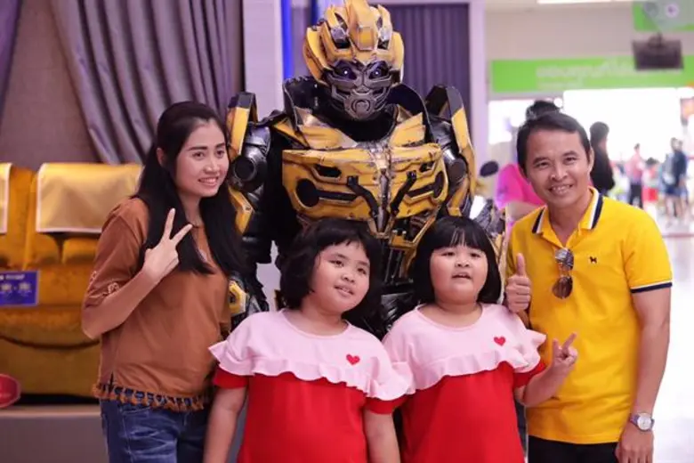 เอส เอฟ นำทีมนักแสดงไทบ้านเดอะซีรีส์ อวดโฉมสาขาใหม่ แฟนคลับแห่กรี๊ดห้างแตก!!