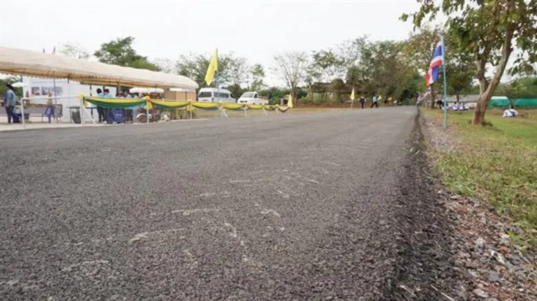 ปลัดเกษตรฯ เปิดใช้ถนนลาดยางแอสฟัลท์ติกคอนกรีต ภายในศูนย์วิจัยข้าวหนองคาย ตามมาตรการเร่งรัดการใช้ยางพารา พร้อมตั้งเป้าขยายผลกว่า 50 แห่งทั่วประเทศ