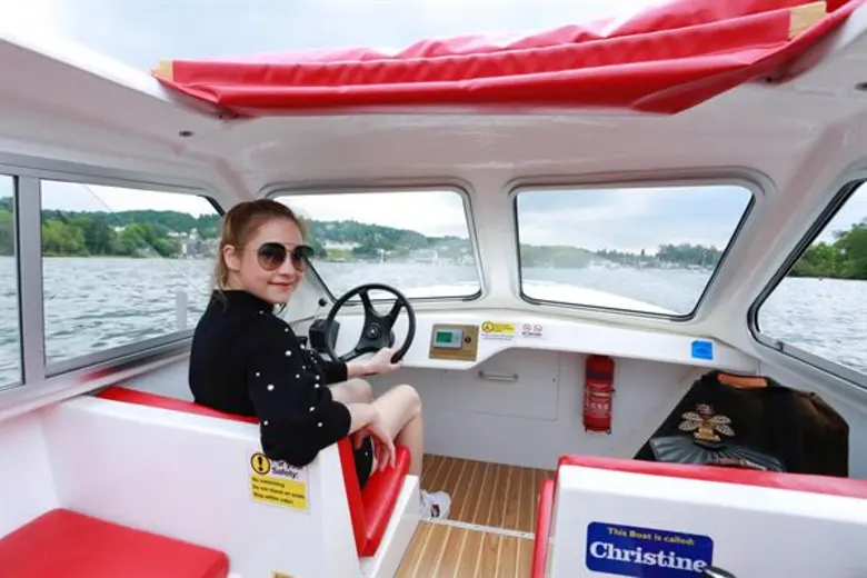 ทีวีไกด์: รายการ "หนีเที่ยวกัน" “ฟลุค&ลี” มากับดวง หวิดพลาดทะเลสาบริบบิ้น!