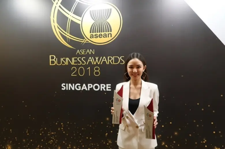 หทัยรัตน์ พั้วพันศรี ประธานบริษัทไฮแลนด์ ฟู้ดฯ รับรางวัลธุรกิจ SMEs ยอดเยี่ยมในงาน ASEAN Business Award 2018 ประเทศสิงคโปร์