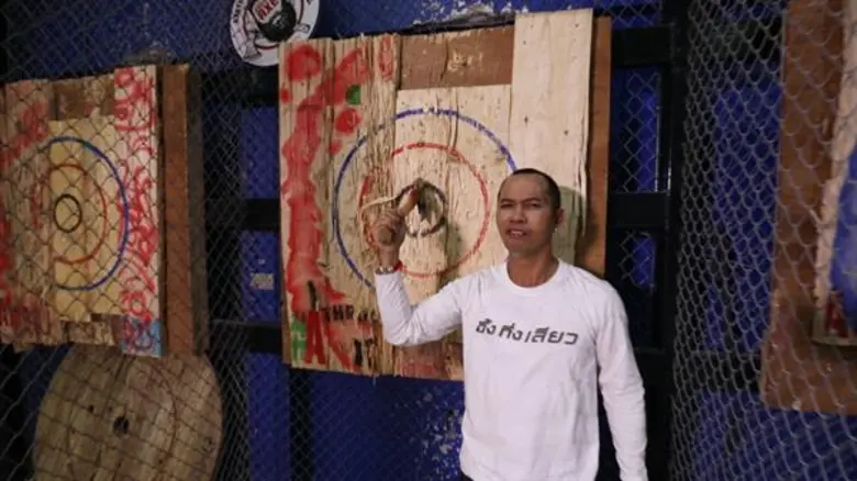 ทีวีไกด์: รายการ “อึ้ง ทึ่ง เสียว” สมจิตร พาไปอึ้งทึ่งเสียว! กับกีฬาขว้างขวาน