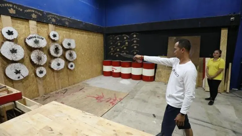 ทีวีไกด์: รายการ “อึ้ง ทึ่ง เสียว” สมจิตร พาไปอึ้งทึ่งเสียว! กับกีฬาขว้างขวาน