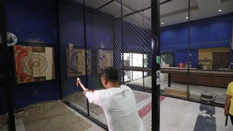 ทีวีไกด์: รายการ “อึ้ง ทึ่ง เสียว” สมจิตร พาไปอึ้งทึ่งเสียว! กับกีฬาขว้างขวาน