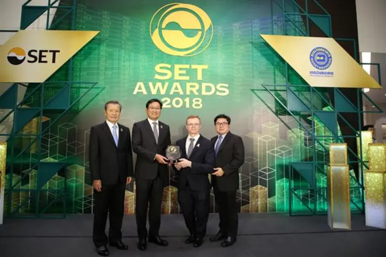 ดร.จอห์น เลสลี่ มิลล่าร์ (ที่ 2 จากขวา) ป...