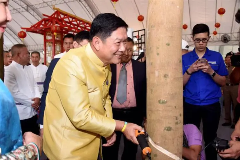 นายลักษณ์ วจนานวัช รัฐมนตรีช่วยว่าการกระท...