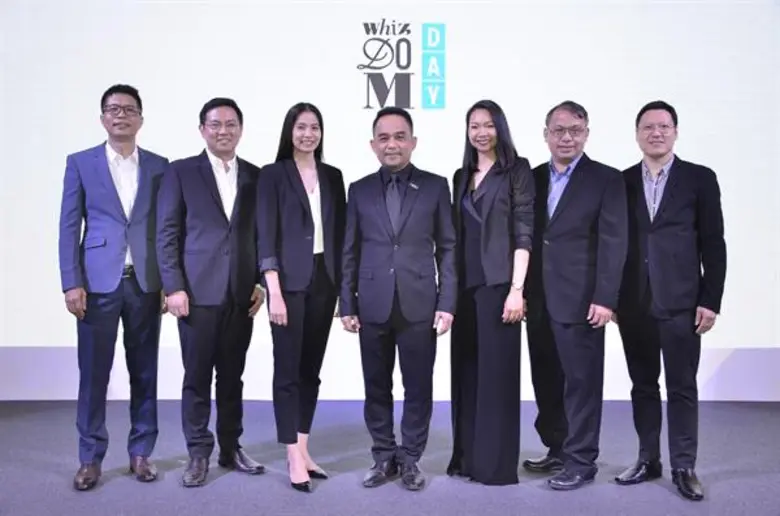 อัษฎา แก้วเขียว (คนกลาง) ประธานผู้อำนวยกา...