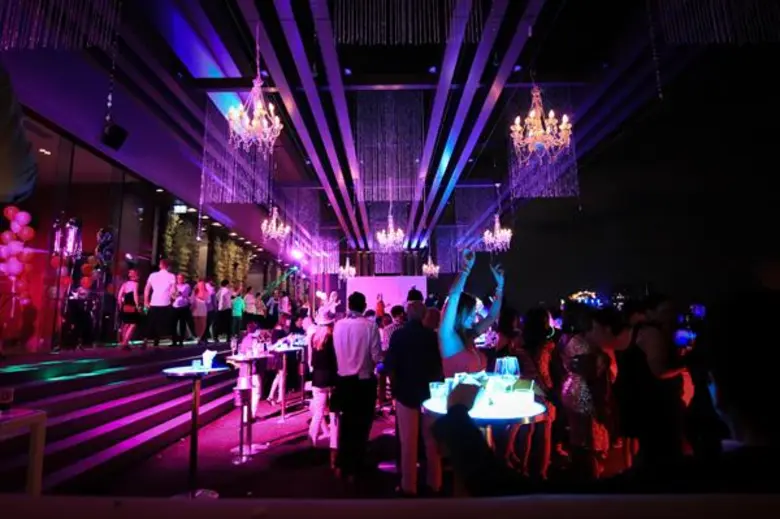 แอตติจูด รู้ฟท้อปบาร์ แอนด์ เรสเตอรองท์ (...