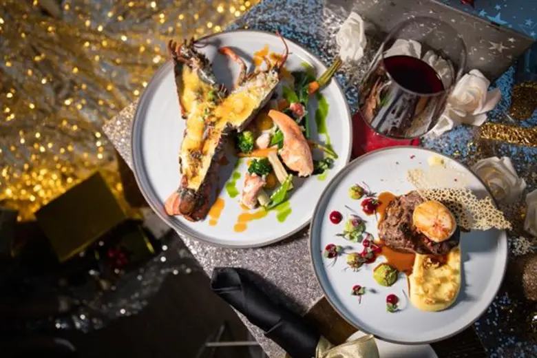 ฉลองเทศกาลคริสต์มาสพร้อมส่งท้ายปีเก่าต้อนรับปีใหม่ด้วยโปรโมชั่นสุดเอ็กซ์คลูซีฟ ณ แอตติจูด รู้ฟท้อปบาร์ แอนด์ เรสเตอรองท์