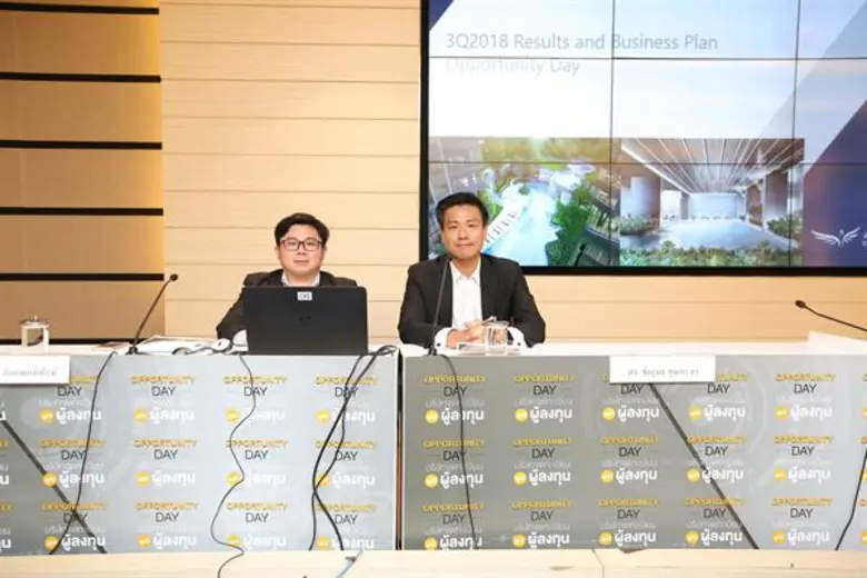 ดร.ชัยยุทธ ชุณหะชา (ขวา) ประธานเจ้าหน้าที...