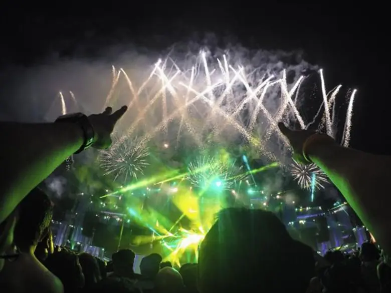 เฉลิมฉลองช่วงเวลาแห่งความสุขแห่งปีกับกองข...