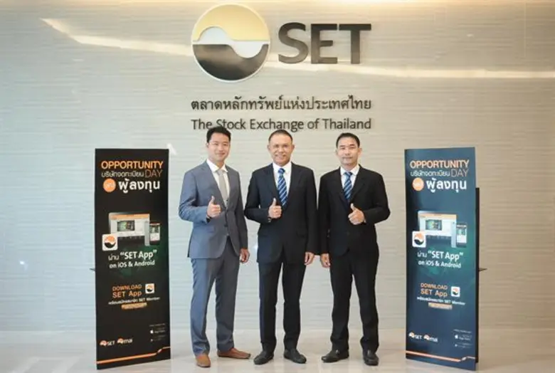 นายแพทย์ สมชาย จันทร์สว่าง (กลาง) ประธานเ...