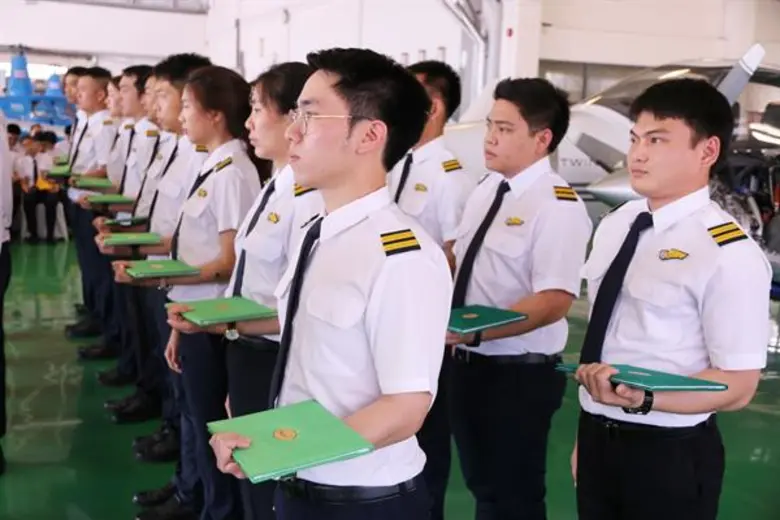 พิธีประดับเครื่องหมายแสดงความสามารถในการบิน (ครึ่งปีก) AP-114 และ HP-50