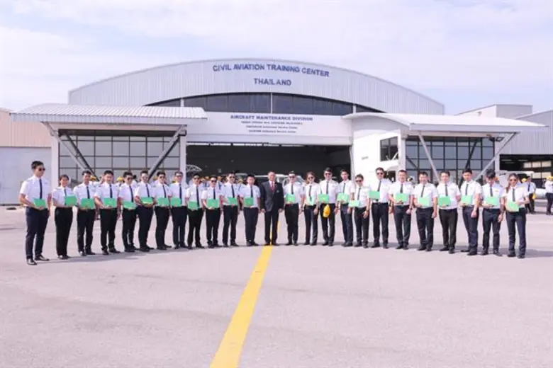 พิธีประดับเครื่องหมายแสดงความสามารถในการบิน (ครึ่งปีก) AP-114 และ HP-50