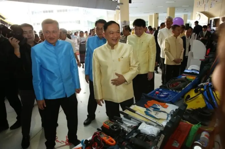 กพร. ร่วมแจกของขวัญปีใหม่ เอาใจปชช. จัดช่างประชารัฐ บริการ