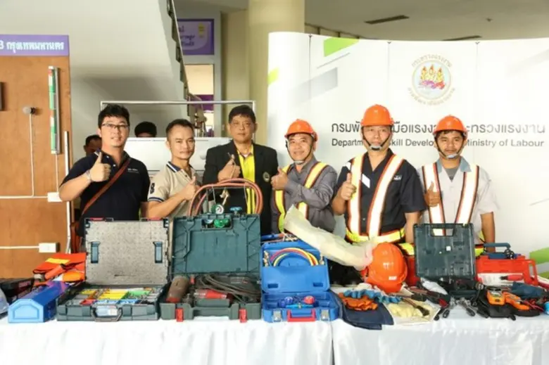 กพร. ร่วมแจกของขวัญปีใหม่ เอาใจปชช. จัดช่างประชารัฐ บริการ