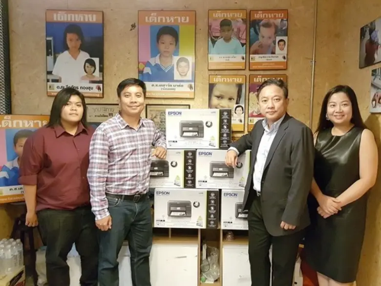 นายยรรยง มุนีมงคลทร (ขวา) ผู้อำนวยการ บริ...