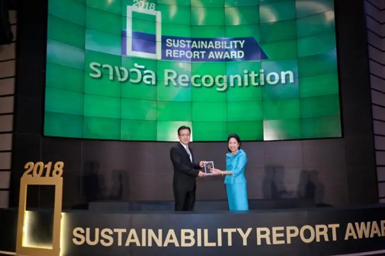 นายเรืองชัย กฤษณเกรียงไกร (ซ้าย) กรรมการผ...