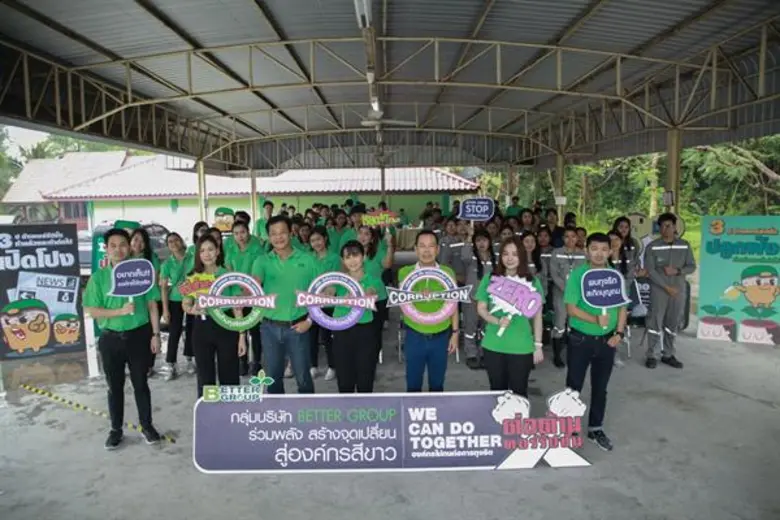 คุณเอกรินทร์ เหลืองวิริยะ (ที่ 5 จากซ้าย)...