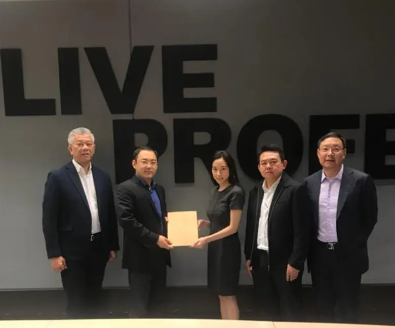 นางสาว หลุยส์ เตชะอุบล ประธานกรรมการบริหา...