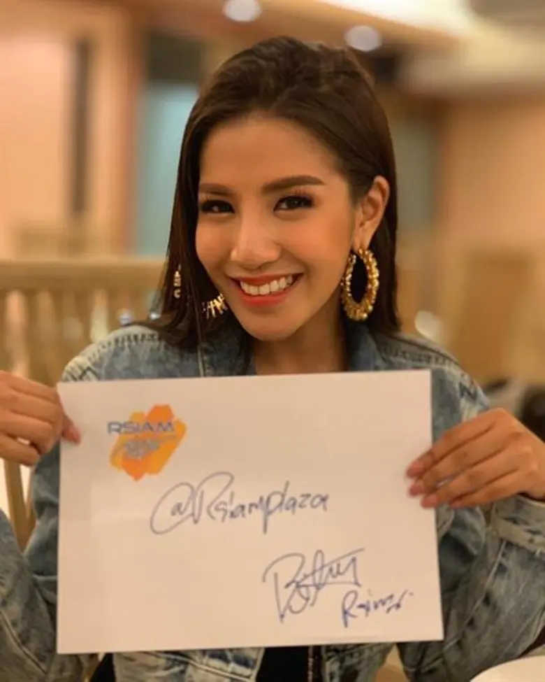 สมกับฉายา "ซุปตาร์เดินดิน" สำหรับนักร้องล...