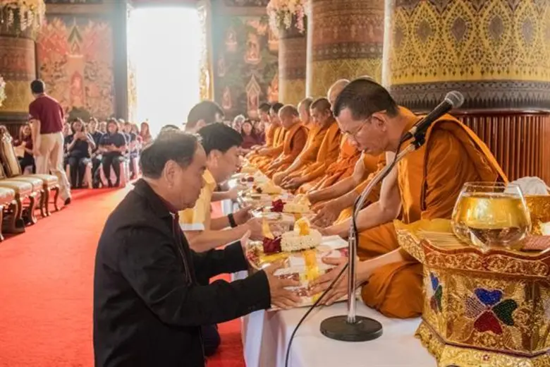 คณะผู้บริหารและพนักงาน บริษัท ช.การช่าง จ...