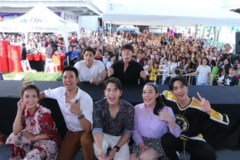 เซ็นปฏิทินปีใหม่ช่อง 3 สนั่น...!! ทั้ง บางพลี ลาดพร้าว และ มาลีนนท์ คนล้นแห่รับลายเซ็นดารา