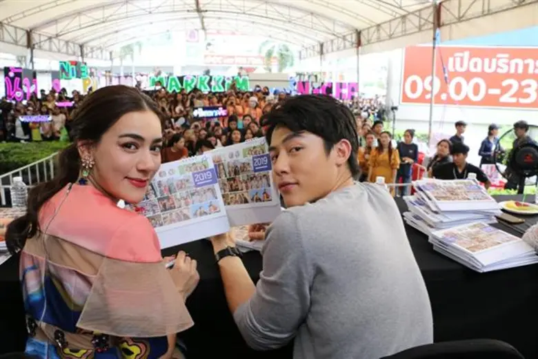 เซ็นปฏิทินปีใหม่ช่อง 3 สนั่น...!! ทั้ง บางพลี ลาดพร้าว และ มาลีนนท์ คนล้นแห่รับลายเซ็นดารา